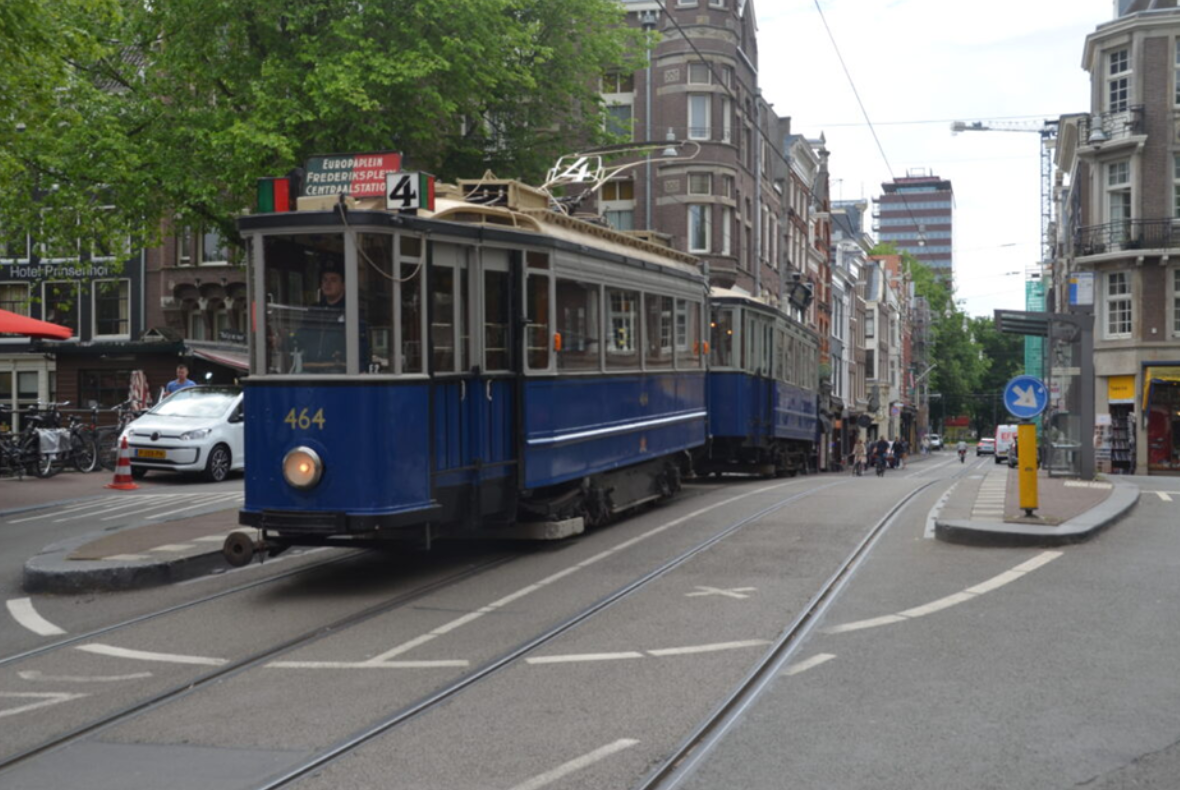 LIJNKLEUREN OP DE TRAMS IN AMSTERDAM 